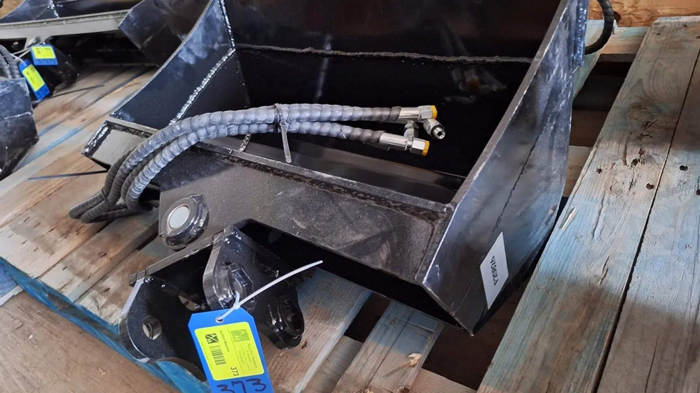 2026 Future Tilting Excavator Bucket, Unused, 24" tilting bucket, fit to 1 -2 ton excavator, pin diameter 1"