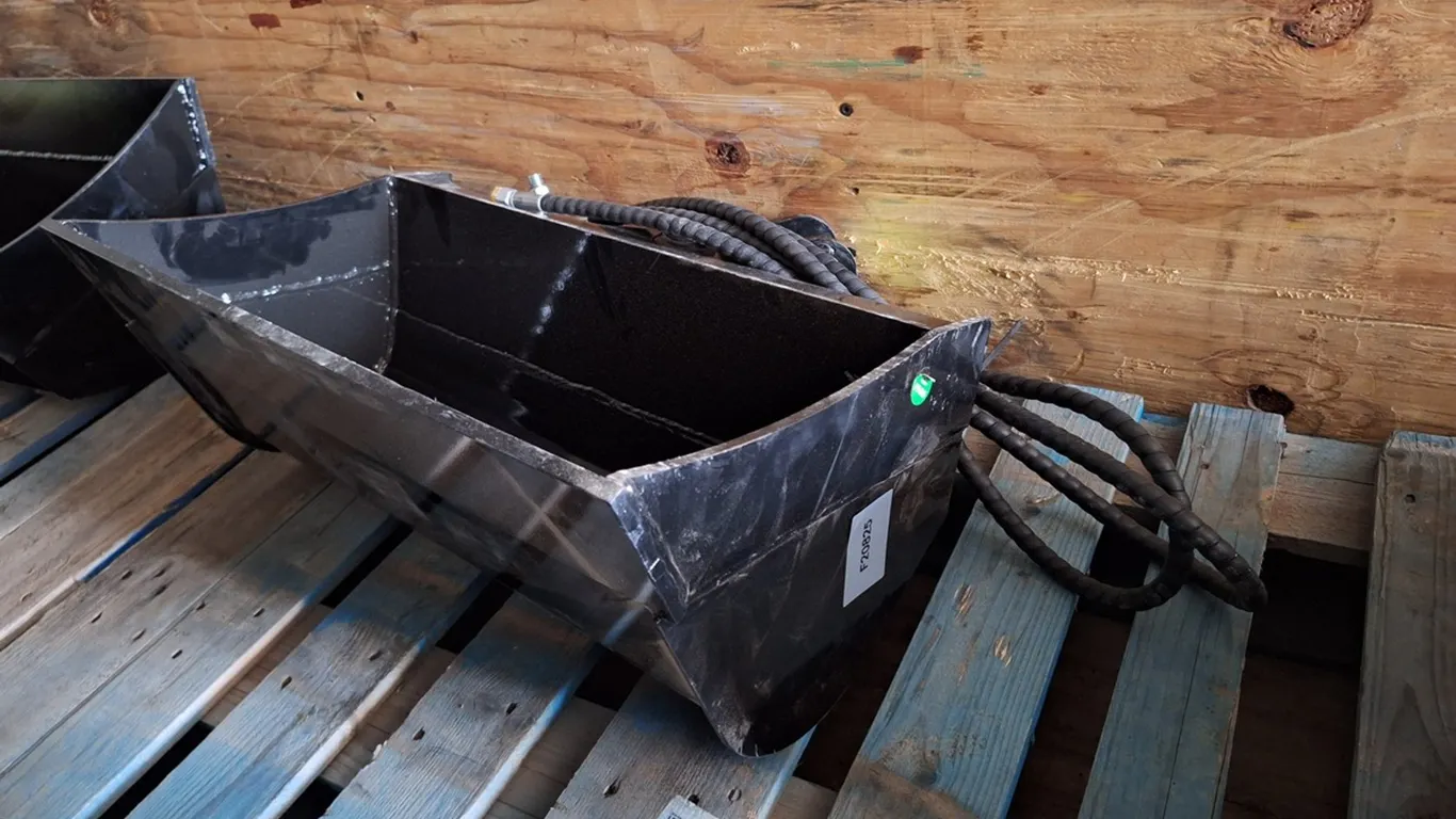 2026 Future Tilting Excavator Bucket, Unused, 24" tilting bucket, fit to 1 -2 ton excavator, pin diameter 1"