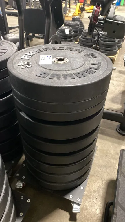 STACK OF 9 AMERICAN BARBELL ASSORTED RUBBER COATED FREE WEIGHTS ON MOBILE WEIGHT STAND