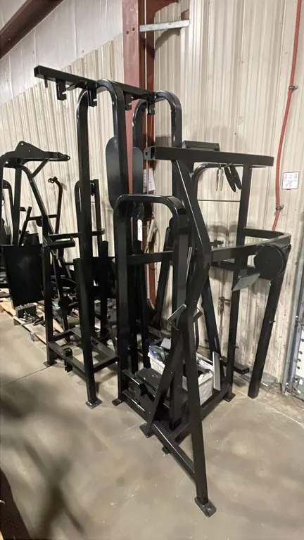 GROUP OF COMMERCIAL EXERCISE MACHINE STEEL FRAME & ASSORTED PARTS