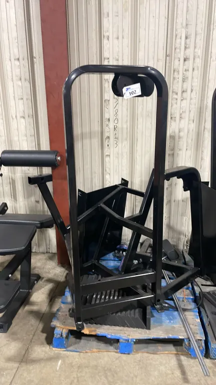 GROUP OF COMMERCIAL EXERCISE MACHINE STEEL FRAME & ASSORTED PARTS