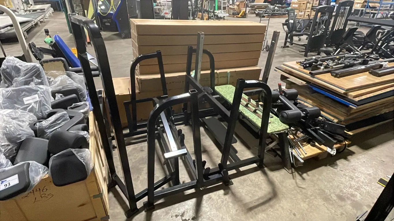 GROUP OF COMMERCIAL EXERCISE MACHINE STEEL FRAME & ASSORTED PARTS