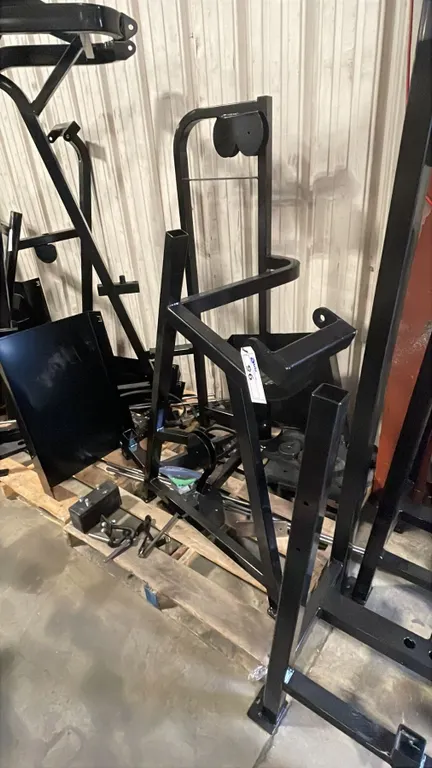 GROUP OF COMMERCIAL EXERCISE MACHINE STEEL FRAME & ASSORTED PARTS
