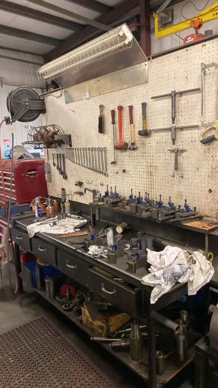 8' METAL WORK BENCH. 4 DRAWERS, 5" VISE, COMPLETE SET OF MATCHING COMBINATION WRENCHES (7MM-24MM),