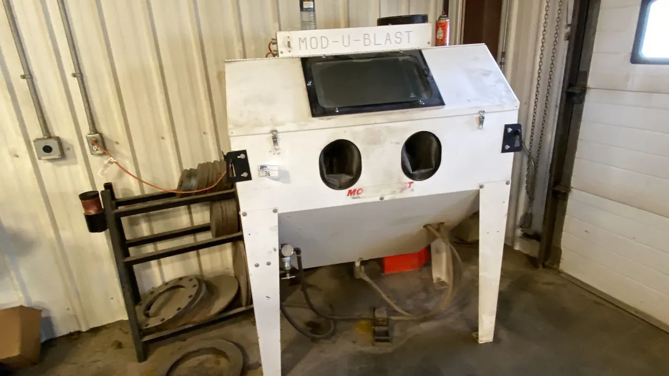 MOD-U-BLAST SAND BLASTER. FOOT CONTROL AND INTERNAL LIGHTING