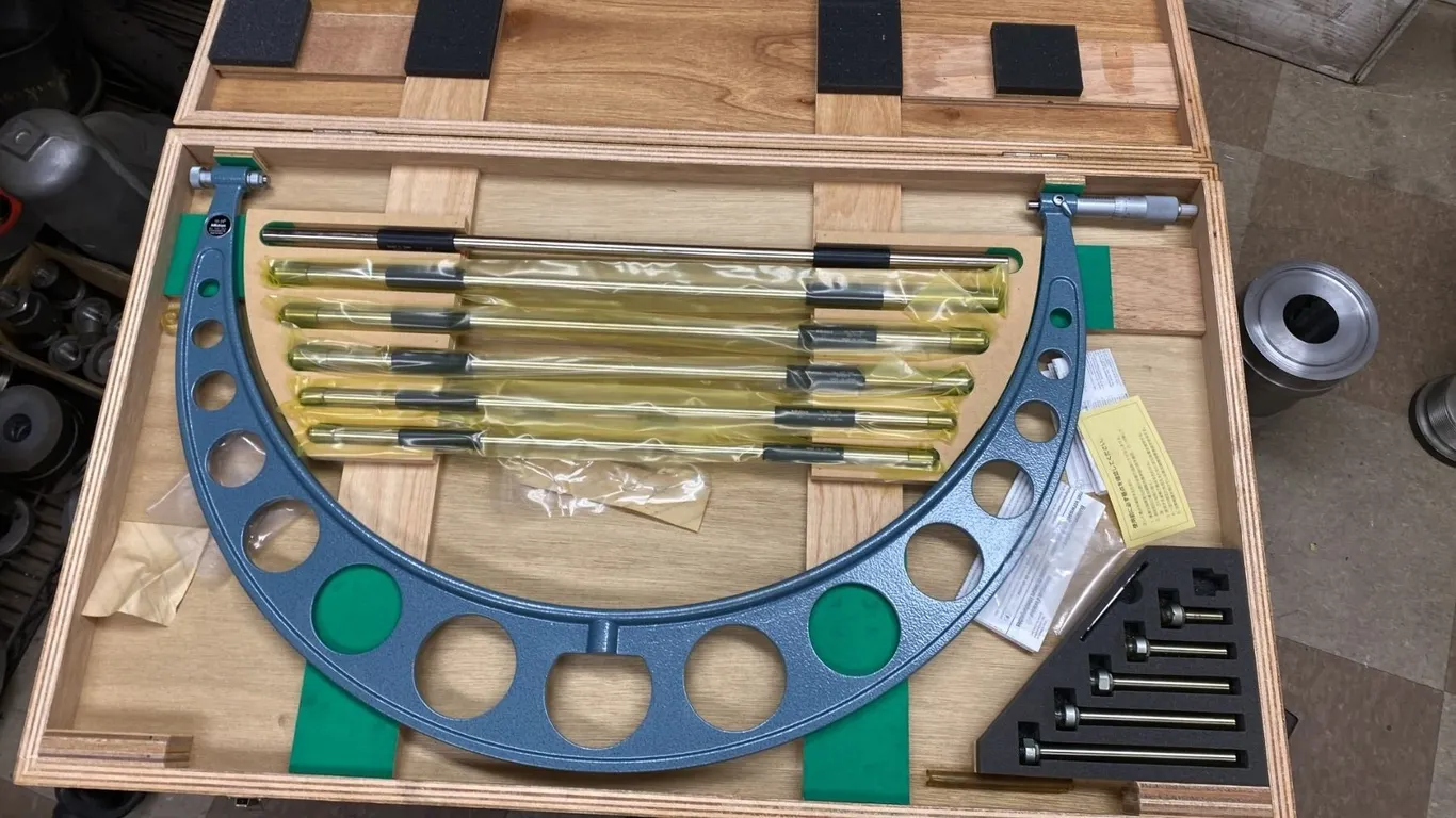 MITUTOYO PRECISION MICROMETER SET. AS NEW. 1/8"-24". NICE COLLECTOR ITEM