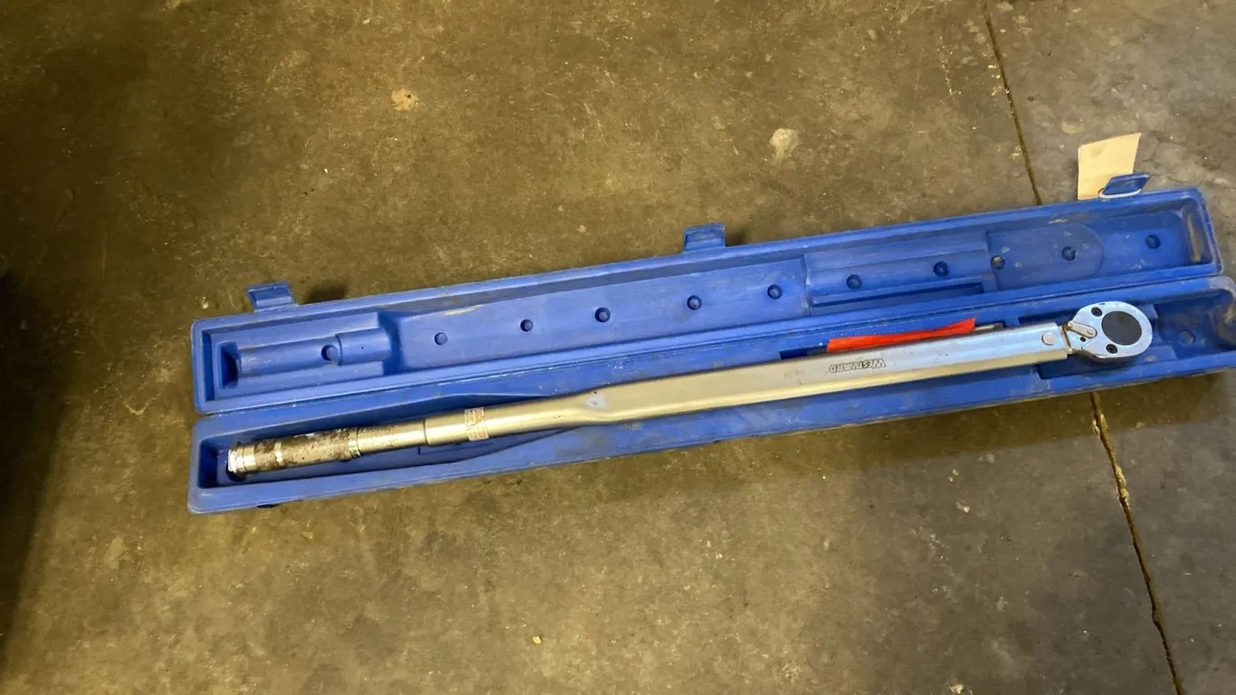 WESTWARD 3/4" DRIVE TORQUE WRENCH. HEAVY DUTY. 42" LONG. IN A CASE. GOES TO 600 FT LBS