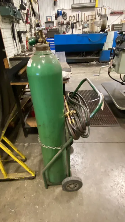 ACETYLENE OXYGEN TORCH SET. CUTTING TORCH, BRAISING TIPS, CART. TANKS NOT INCLUDED