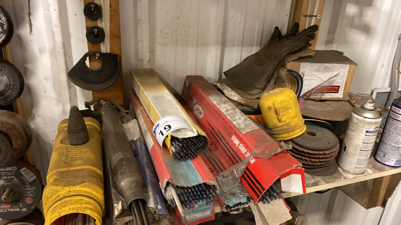 SHELF OF ASSORTED WELDING RODS AND GRINDING DISCS, WELDING BLANKETS & ROD HOLDER STAND