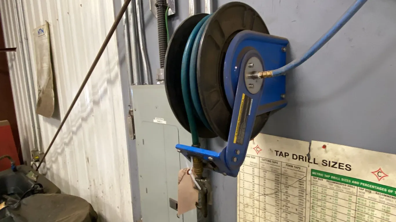 50' AIR HOSE REEL. BUYER TO REMOVE FROM WALL *REQUIRES TOOLS FOR REMOVAL*