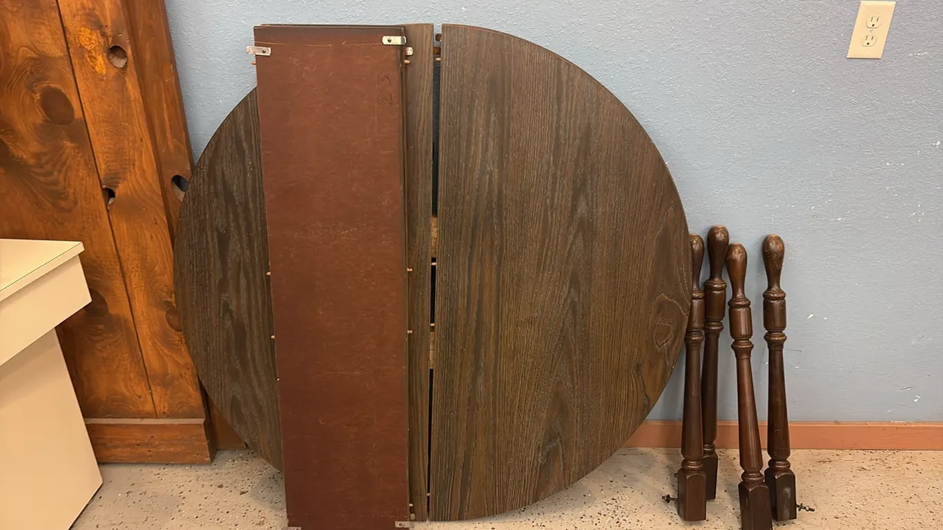 Round Dining Table w/ 2 Leaves