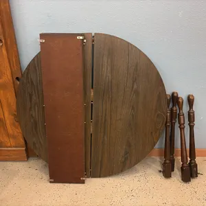 Round Dining Table w/ 2 Leaves