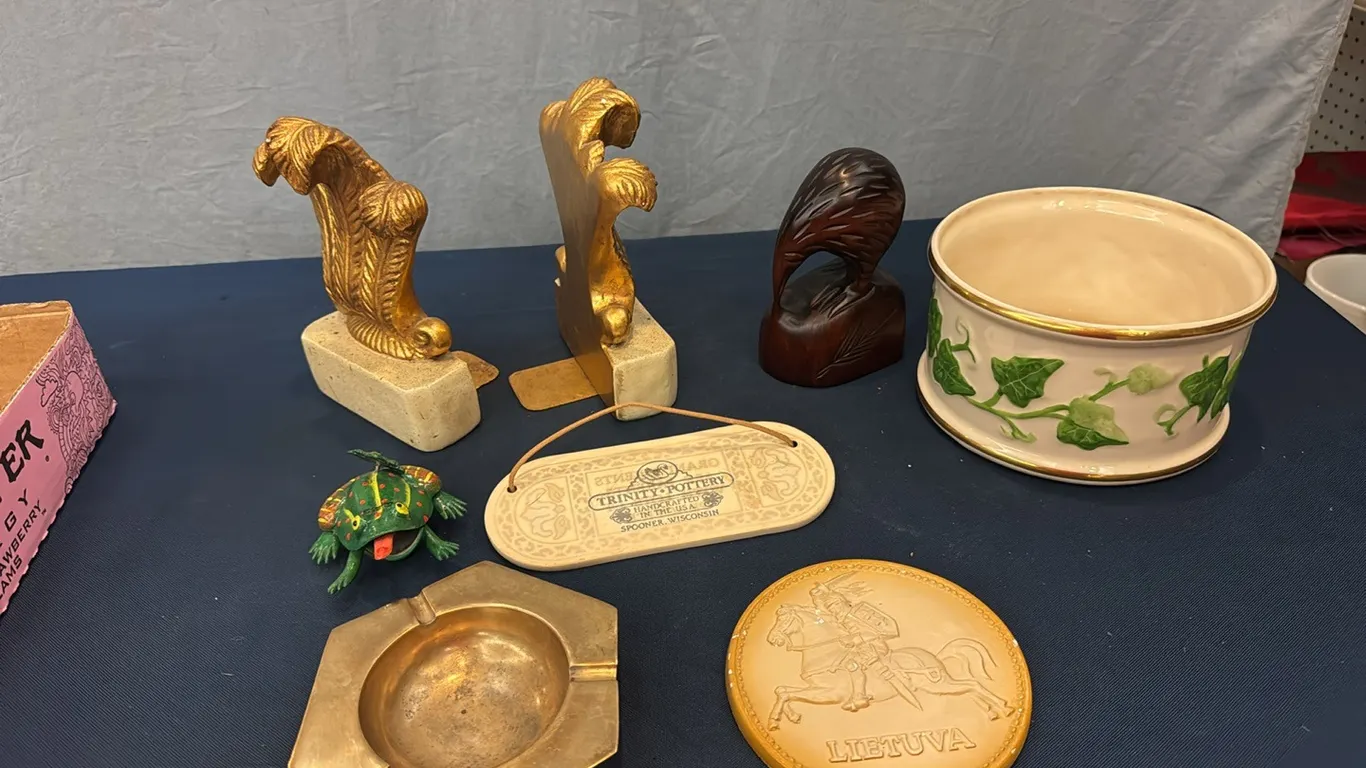 Book ends, frog, ashtray