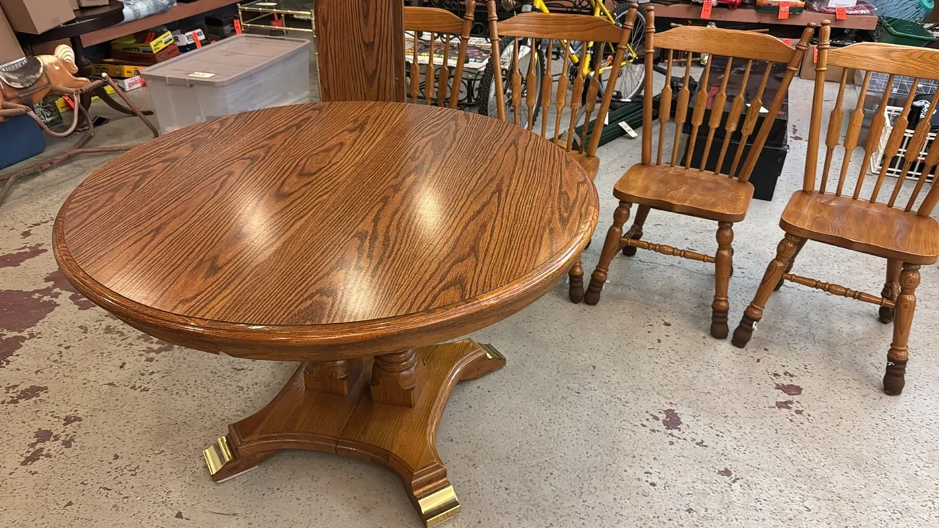 Dining tsble with 4 chairs