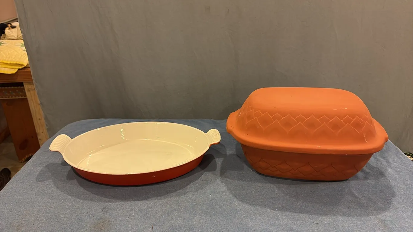 Clay Pot & Red Dish