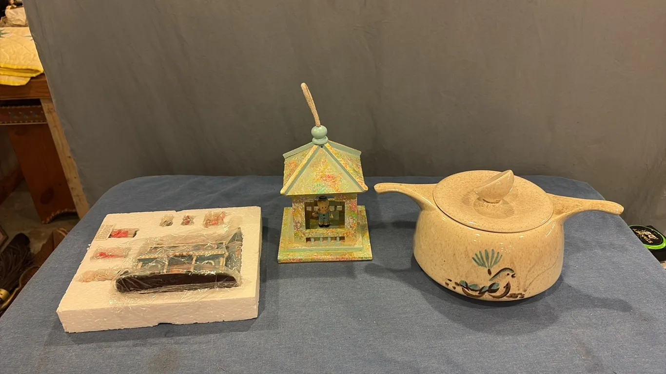 Casserole Dish w/ Lid & Decor