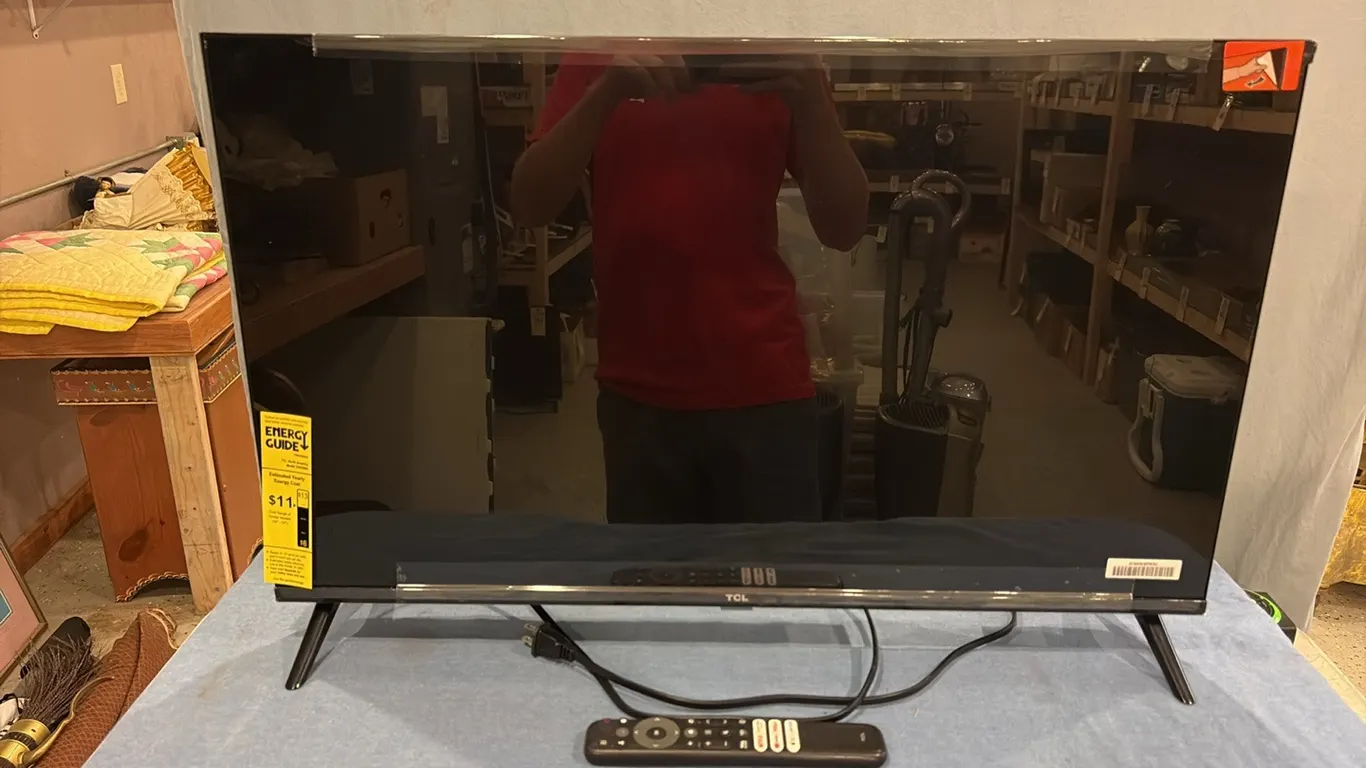 32” TCL TV W/ Remote