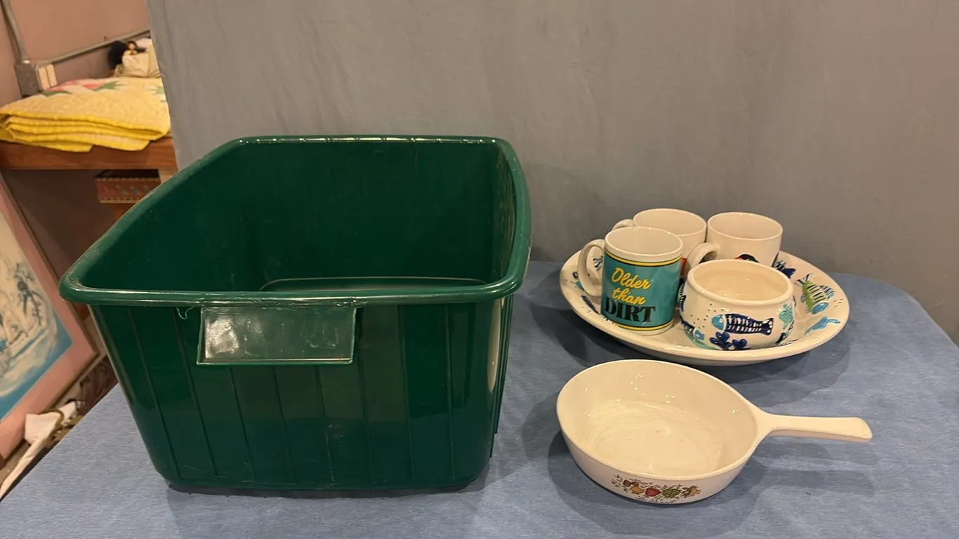 Tote w/ Dishes & Mugs