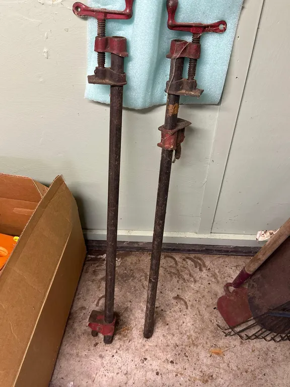 2 pipe clamps