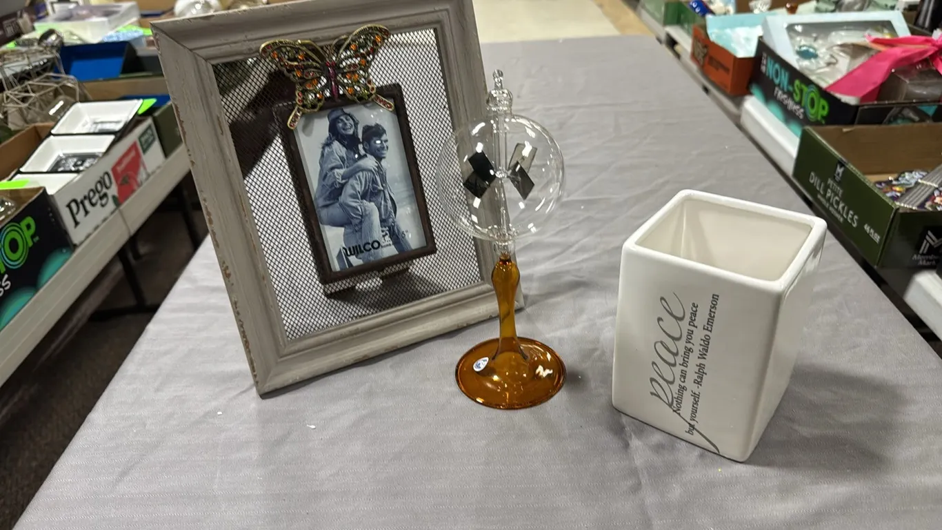 Radiameter, vase, picture frame