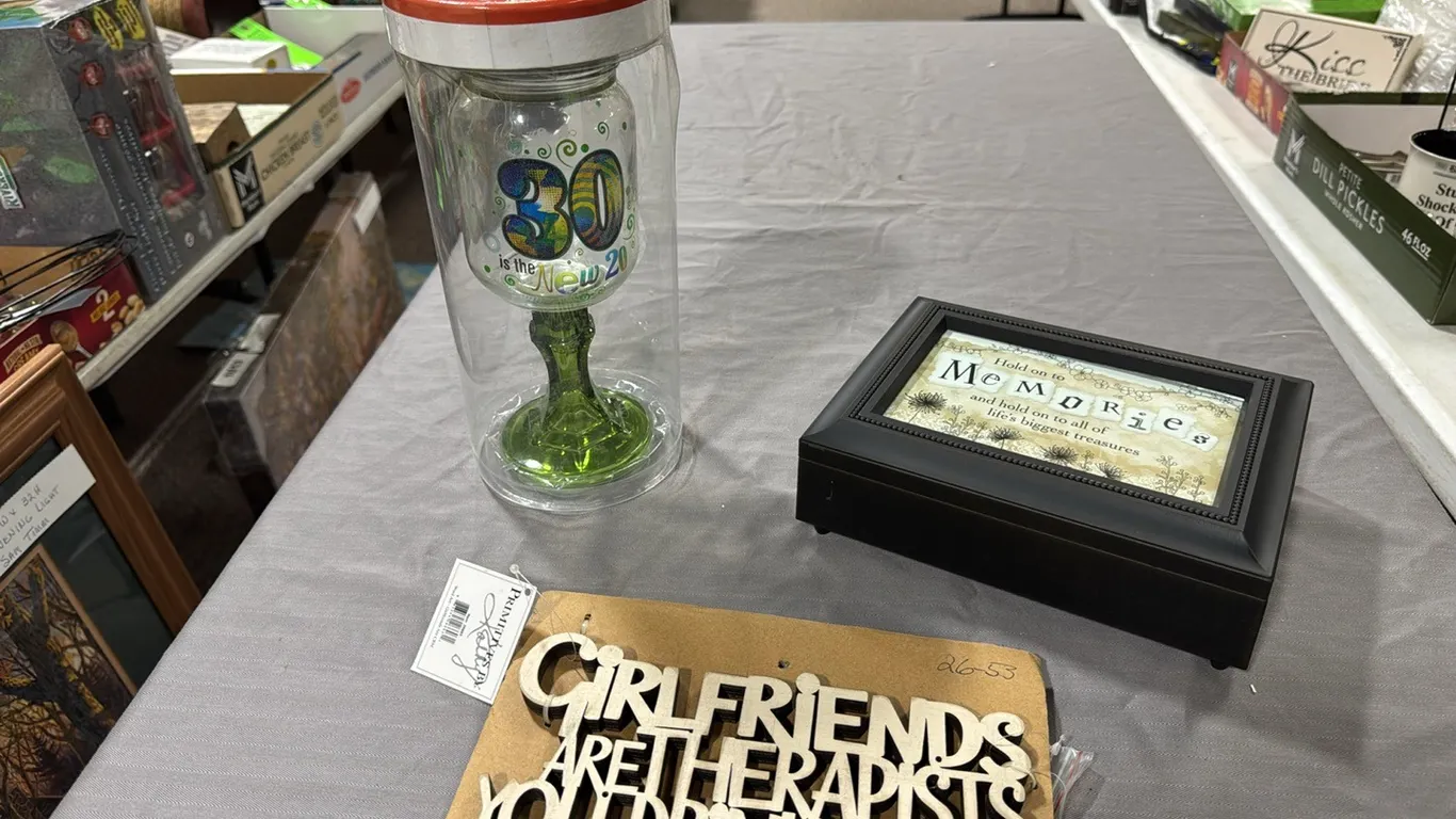 Musical treasures box, 30’s glass, sign