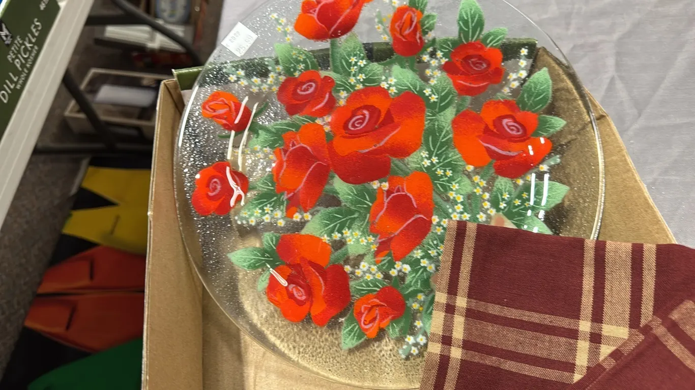 Glass platter, towels