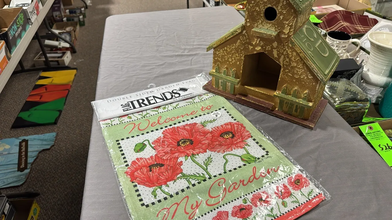Garden flag, bird house