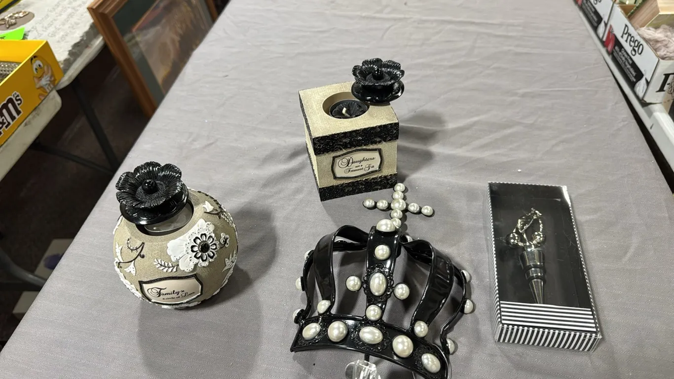 Crown hook, tealight holders, wine stopper