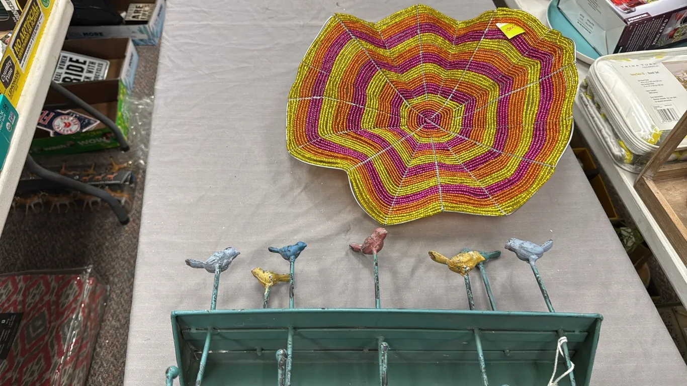 Wire bowl, bird hooks