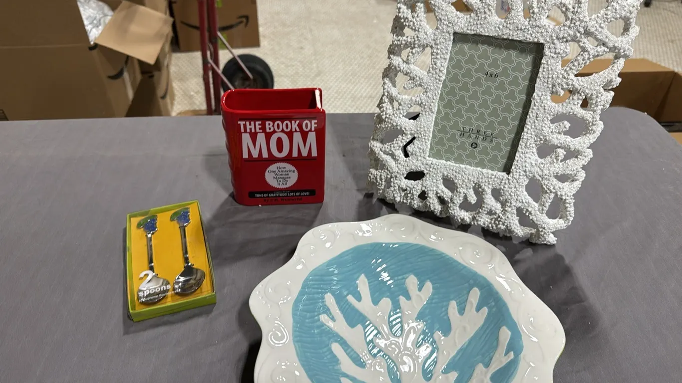 Picture frame, bowl, spoons