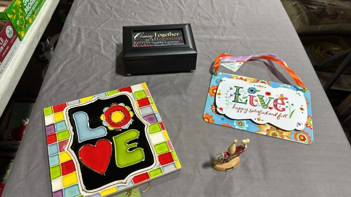 Plaques, musical treasure box