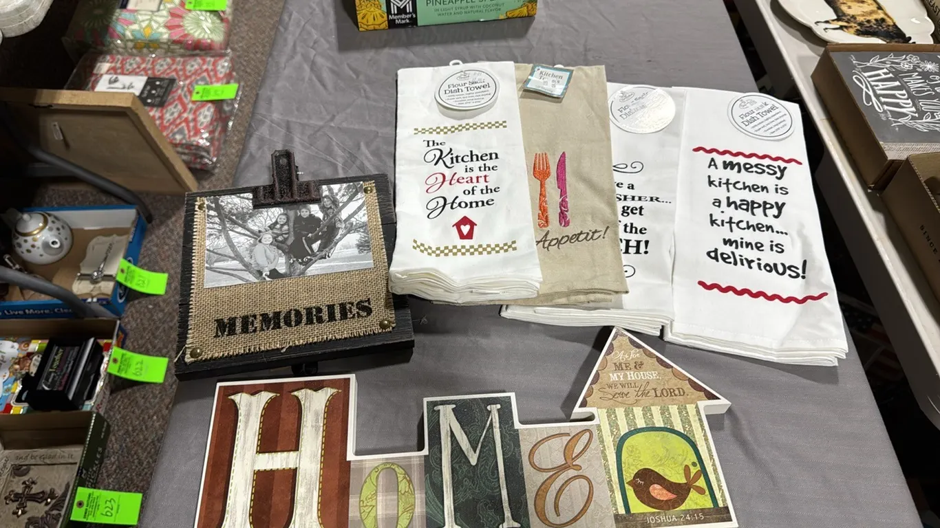 Kitchen towels, Home sign, picture hanger