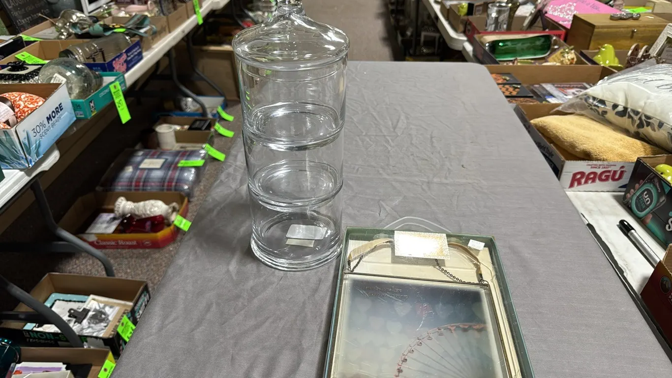 Stacking canister, plaque