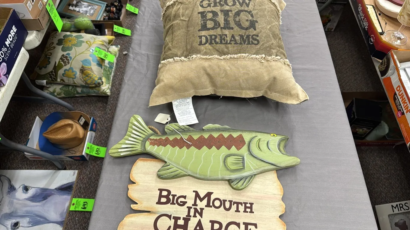 Pillow, bass plaque