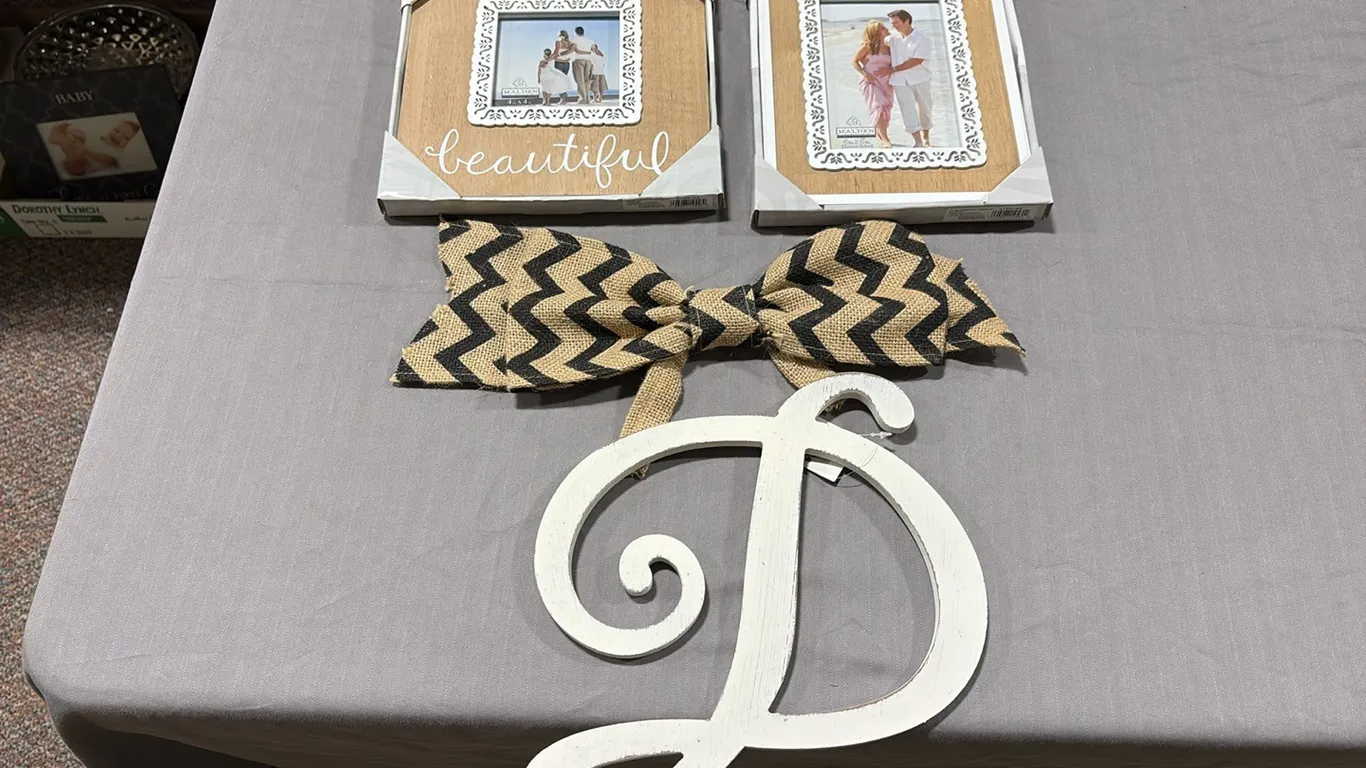 Picture Frames & D Decor