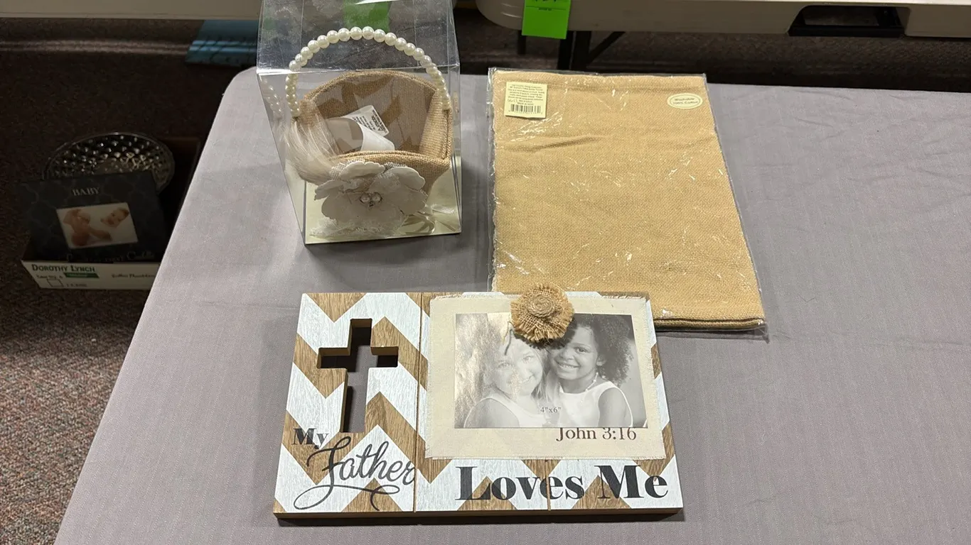 Table Runner, Picture Frame & Basket
