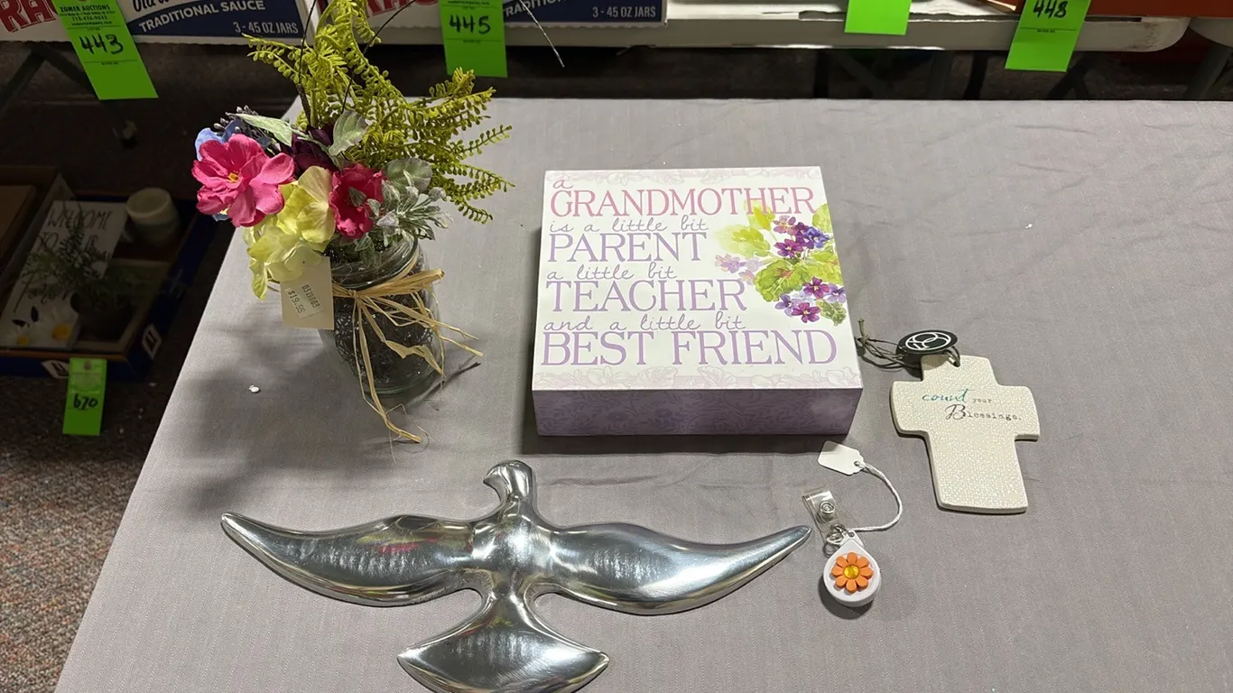 Floral Arrangement, Bird Decor & Grandmother Sign