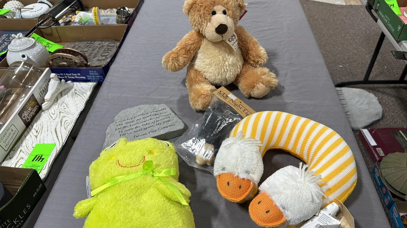 Frog blanket, bear, neck pillow, plaque