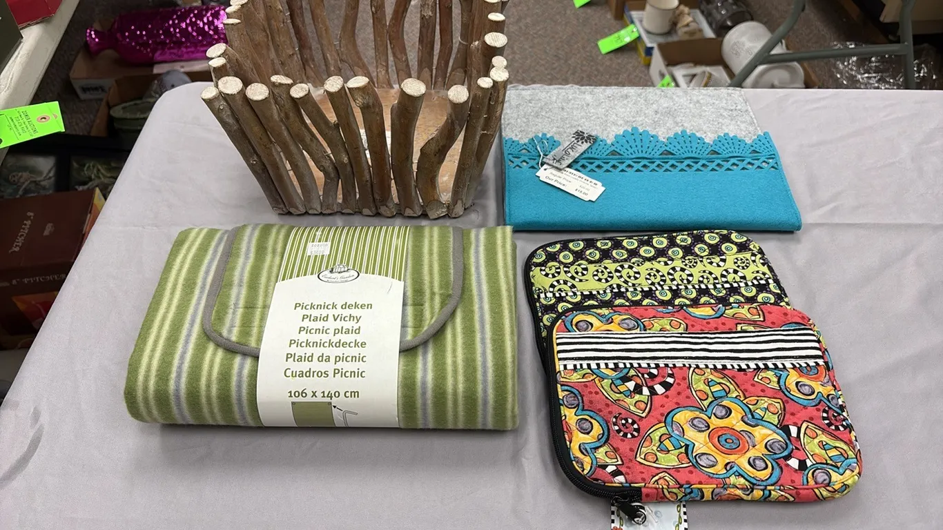 Wood Basket w/ Tablet Cases & Picnic Blanket