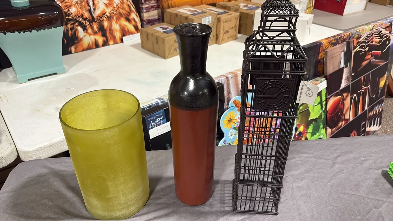 2- Vases & Wire Tower Decor