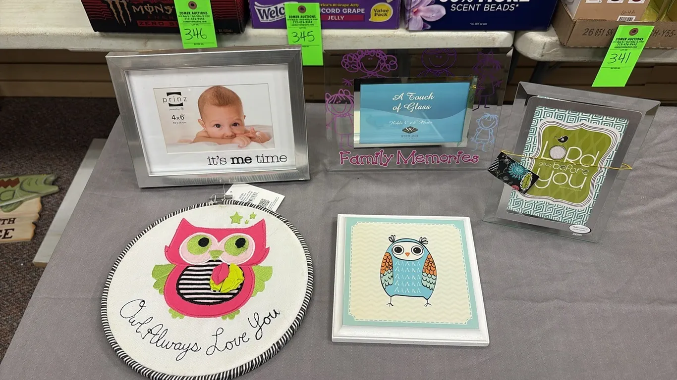Picture Frames & Decor