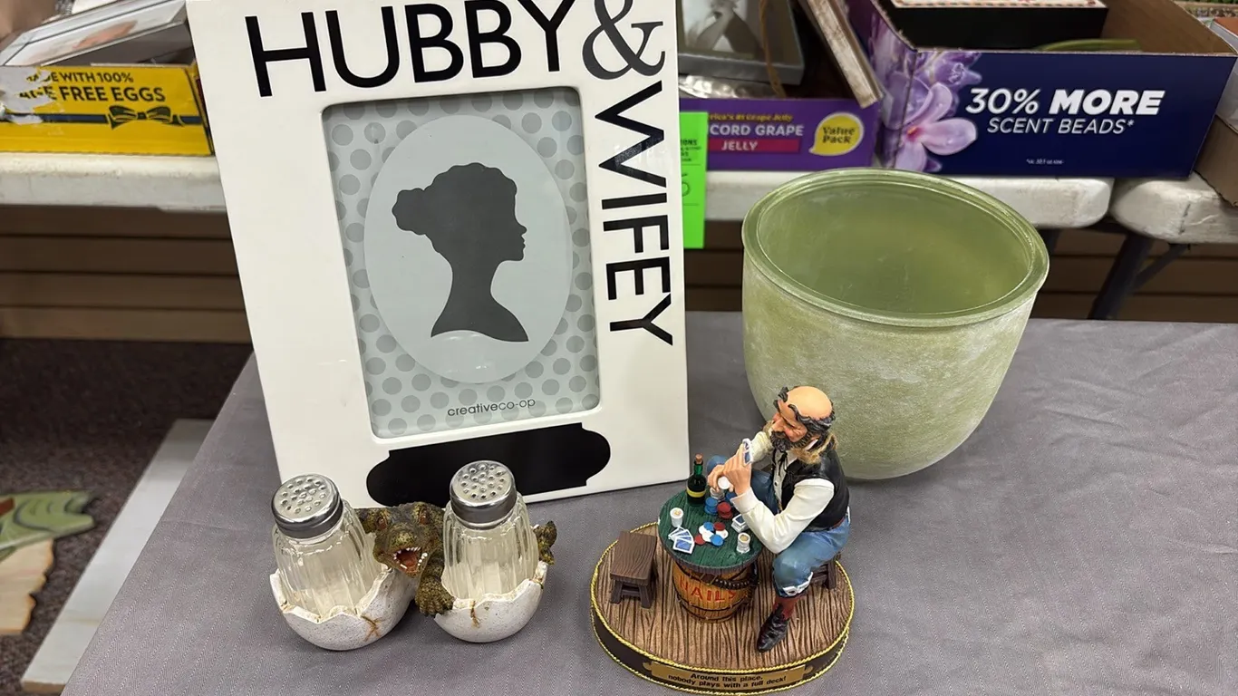 Poker Figurine, Salt/Pepper Shakers & Decor