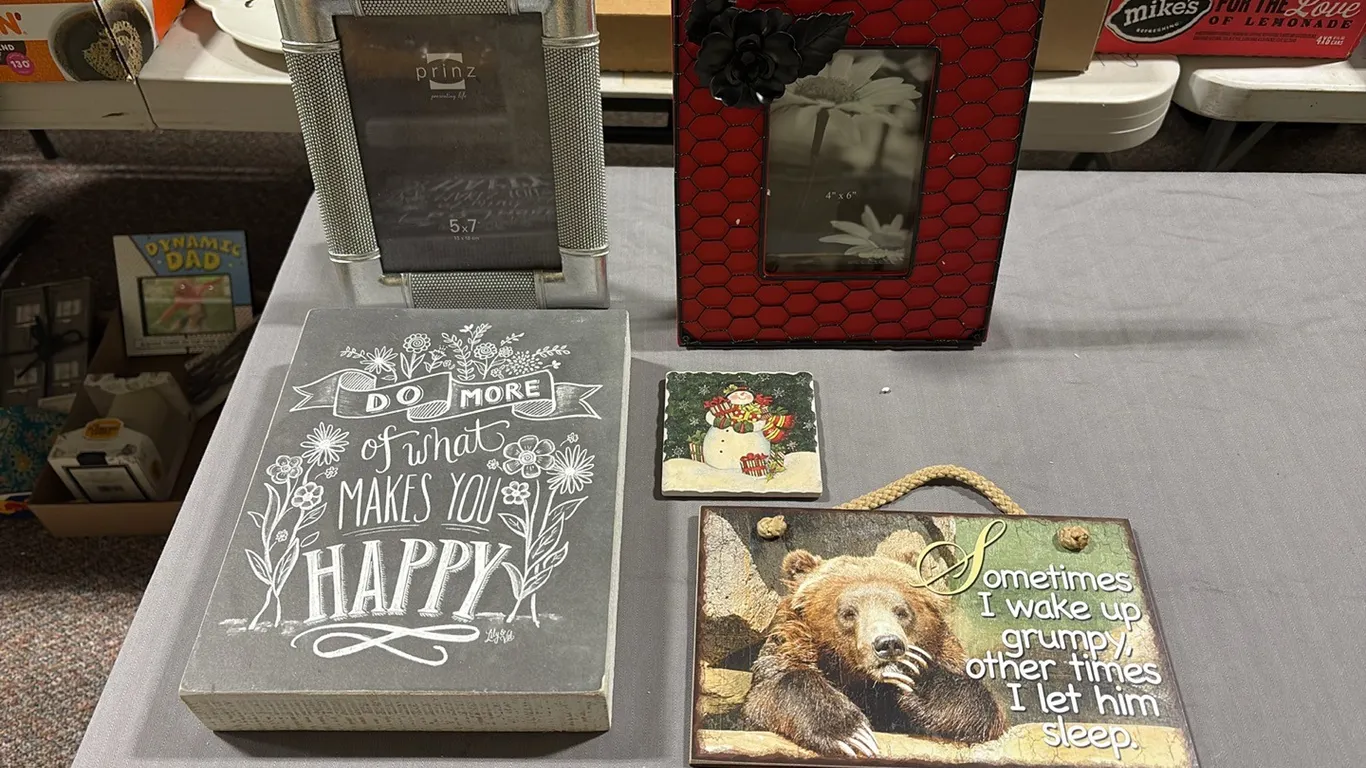 Picture Frames & Decor