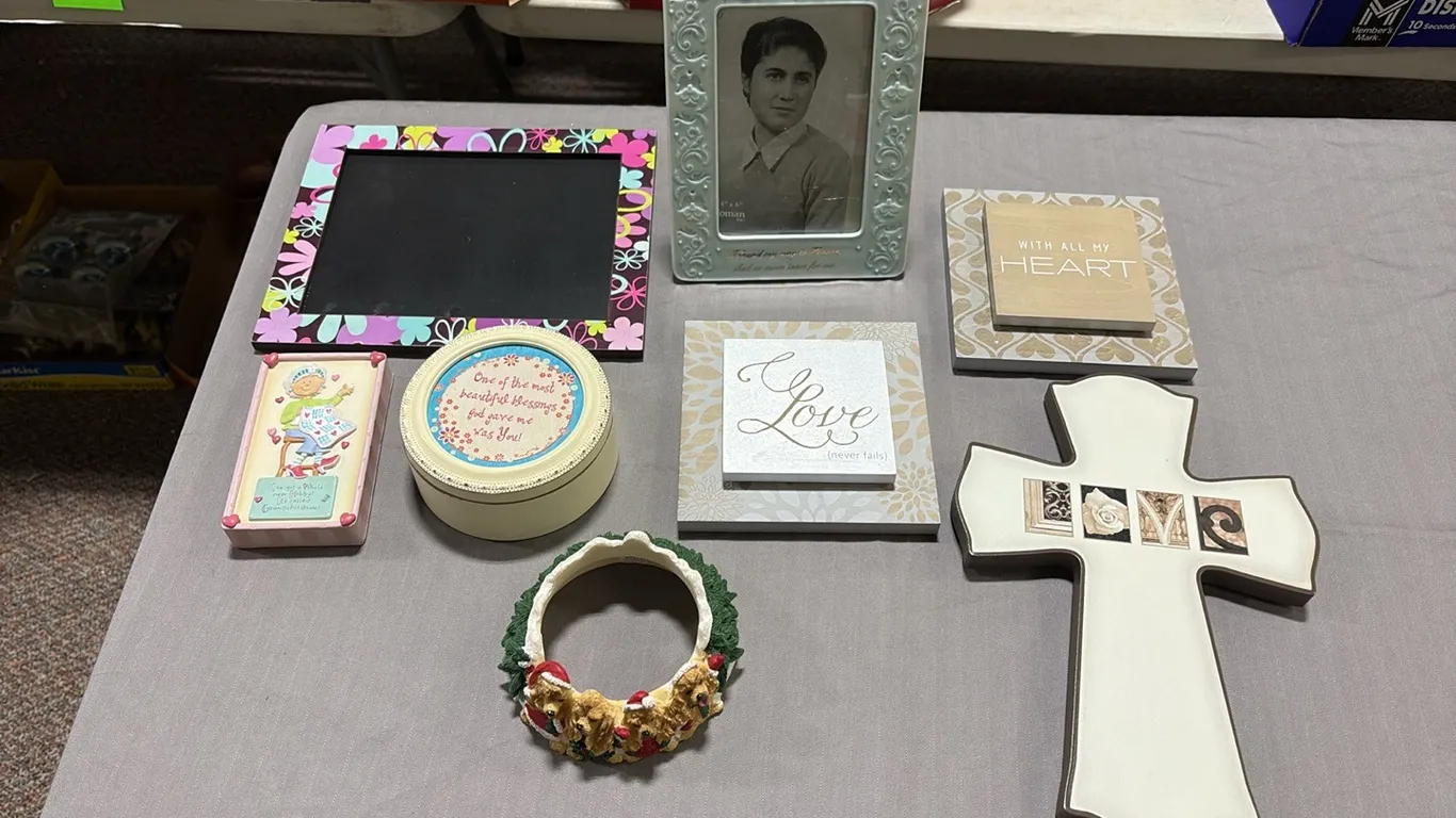 Picture Frames & Decor
