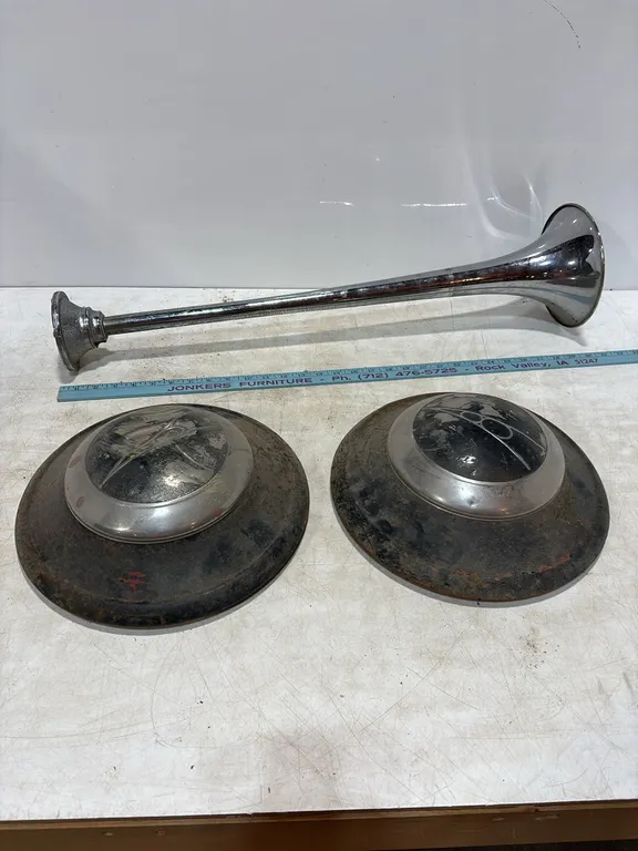 IH Horn and Hubcaps