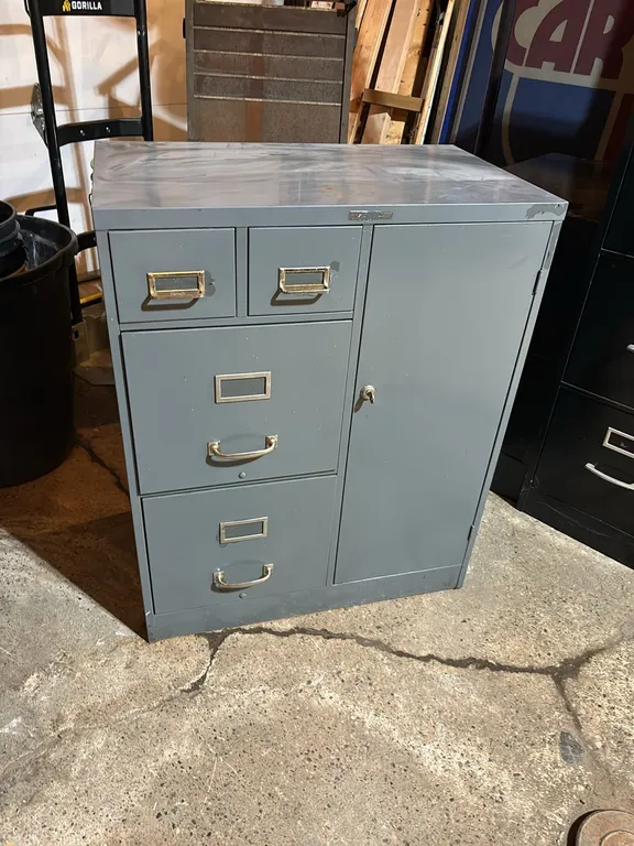 Metal Filing Cabinet with Key