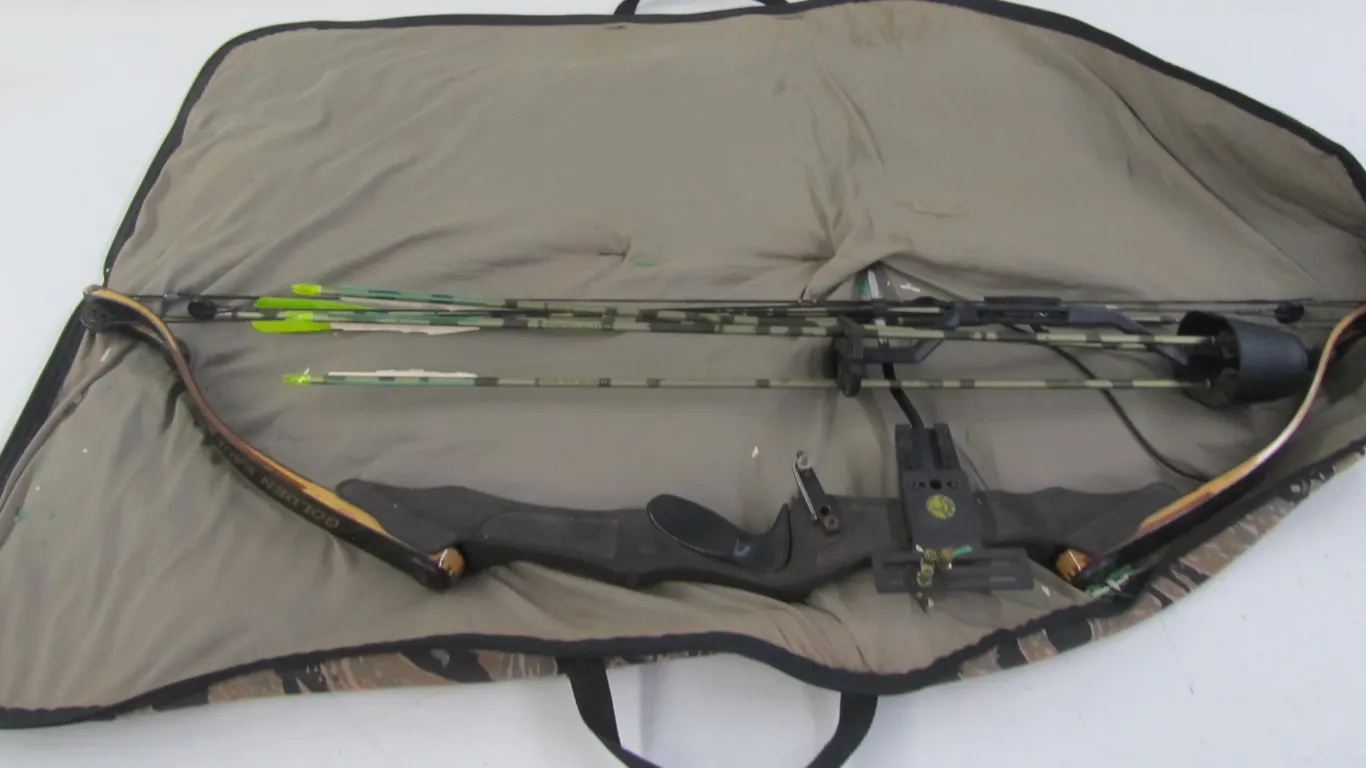 Coleman Golden Eagle Bow w/Quiver And (5) Arrows