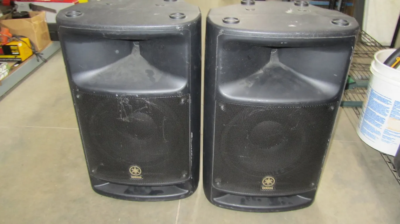 (2) Yamaha Powered Speakers