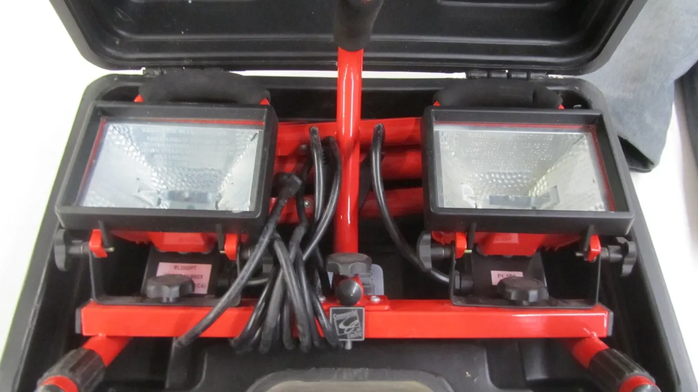 Commercial Electric Dual Halogen Work Light w/Stand