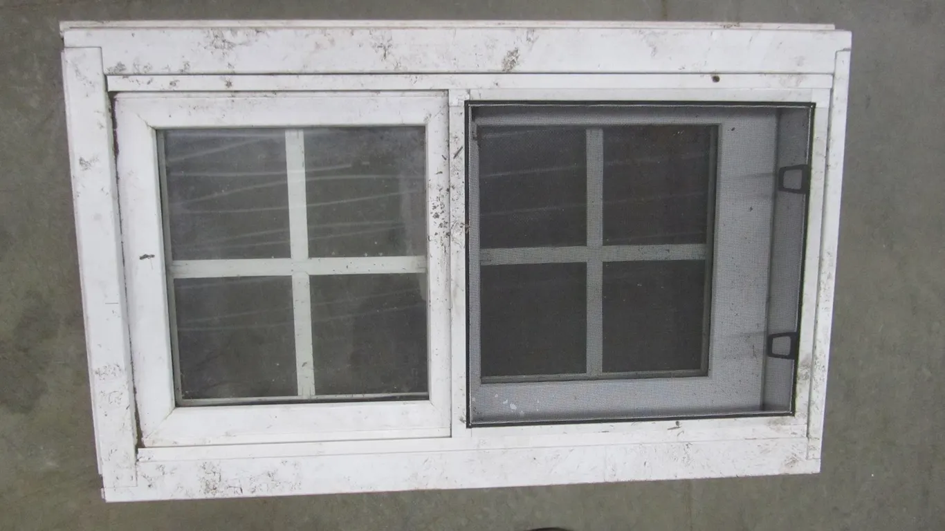 Vinyl Window w/Screen